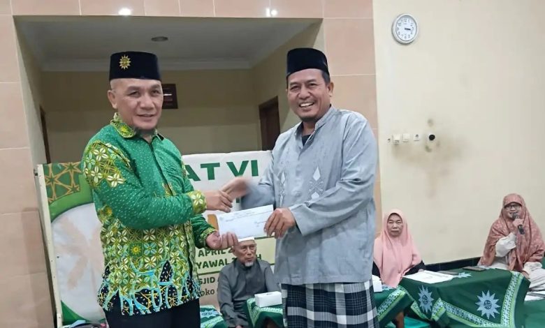 Penyerahan simbolis dalam Rapat Anggota Tahunan Q-TA Mart Parakan di Masjid Al Barokah sebagai bagian dari penguatan ekonomi umat.