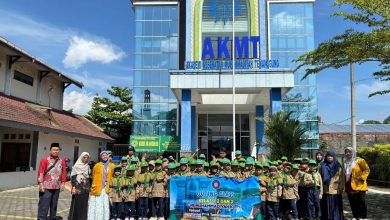Siswa MI Muhammadiyah Klepu berfoto bersama guru pendamping saat kegiatan outing class di Kantor PDM Temanggung.