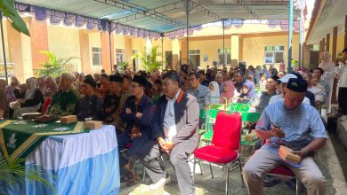 Wali murid, guru, dan tamu undangan menghadiri resepsi Milad ke-18 SD Muhammadiyah PK Banyudono yang dirangkai dengan halalbihalal di halaman sekolah.