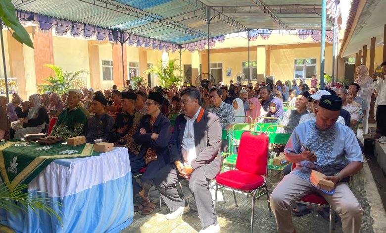 Wali murid, guru, dan tamu undangan menghadiri resepsi Milad ke-18 SD Muhammadiyah PK Banyudono yang dirangkai dengan halalbihalal di halaman sekolah.