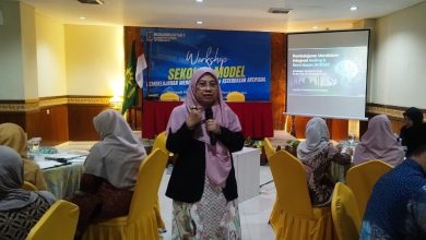 Workshop pembelajaran mendalam, coding, dan AI SD Muhammadiyah 1 Solo di Surakarta dengan peserta guru dan mahasiswa PPG, 11 April 2026.