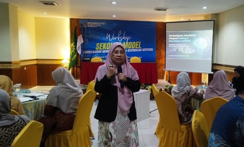 Workshop pembelajaran mendalam, coding, dan AI SD Muhammadiyah 1 Solo di Surakarta dengan peserta guru dan mahasiswa PPG, 11 April 2026.