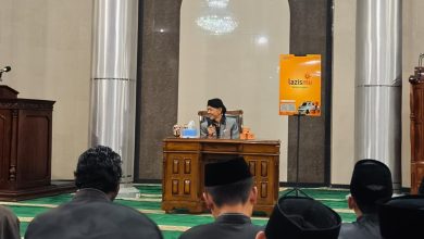 Ikhwanushoffa menyampaikan kajian tentang qurban rendang Lazismu di Masjid Taqwa Batur Banjarnegara
