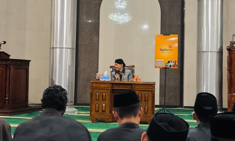 Ikhwanushoffa menyampaikan kajian tentang qurban rendang Lazismu di Masjid Taqwa Batur Banjarnegara