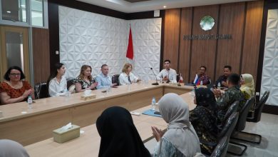Pertemuan kerja sama internasional UMPWR dengan mitra Rusia dalam peresmian Russia Center di ruang rapat kampus.