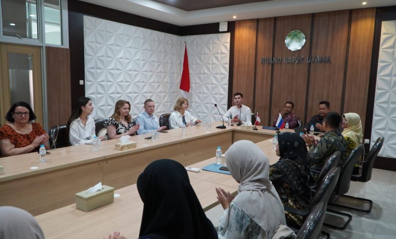 Pertemuan kerja sama internasional UMPWR dengan mitra Rusia dalam peresmian Russia Center di ruang rapat kampus.