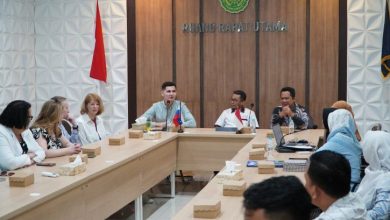 Diskusi UMPWR dan delegasi UUST Rusia dalam kunjungan kerja sama internasional di ruang rapat utama kampus.