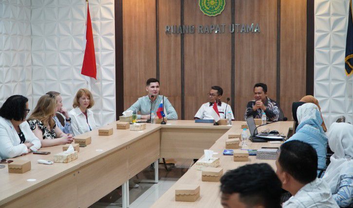 Diskusi UMPWR dan delegasi UUST Rusia dalam kunjungan kerja sama internasional di ruang rapat utama kampus.
