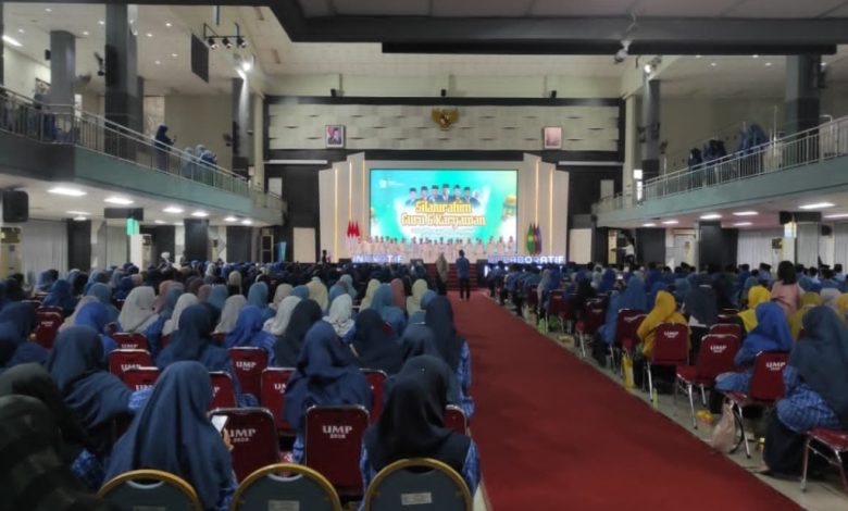 Ribuan guru dan karyawan sekolah Muhammadiyah se-Banyumas mengikuti Silaturahmi Akbar di Auditorium Ukhuwah Islamiyyah Universitas Muhammadiyah Purwokerto.