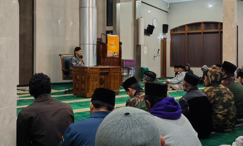 Ikhwanushoffa menyampaikan kajian tentang zakat melalui Lazismu di Masjid Taqwa Batur Banjarnegara