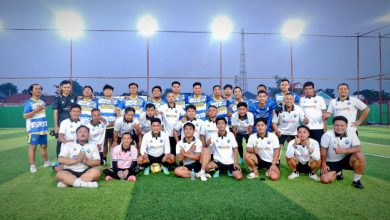 Tim KSPPS BTM Pekalongan dan Melati Muda FC berfoto bersama usai laga mini soccer di Pekalongan.