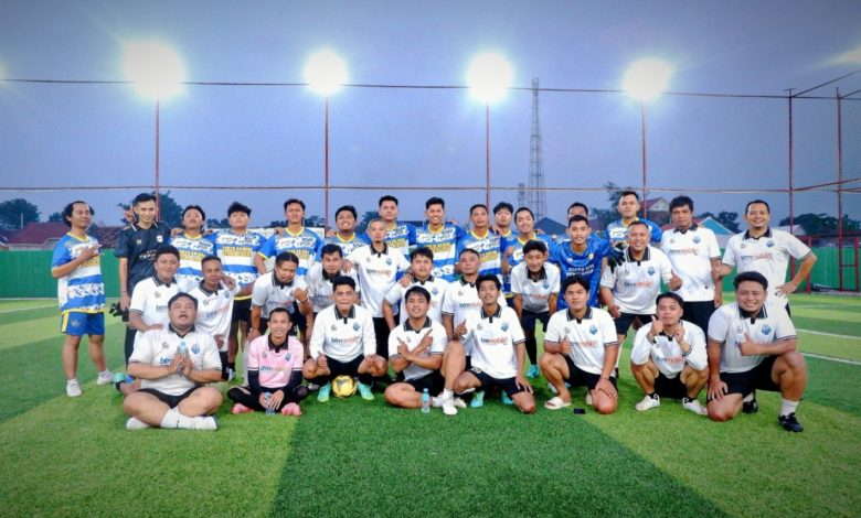 Tim KSPPS BTM Pekalongan dan Melati Muda FC berfoto bersama usai laga mini soccer di Pekalongan.