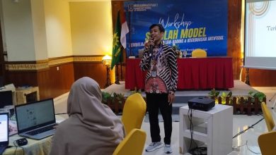 Narasumber menyampaikan materi pembelajaran coding dan kecerdasan artifisial dalam workshop sekolah model di SD Muhammadiyah 1 Ketelan Surakarta.