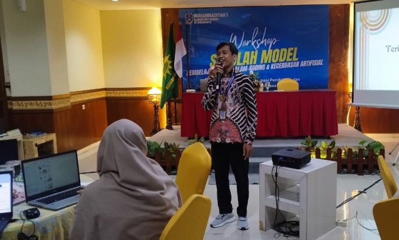 Narasumber menyampaikan materi pembelajaran coding dan kecerdasan artifisial dalam workshop sekolah model di SD Muhammadiyah 1 Ketelan Surakarta.