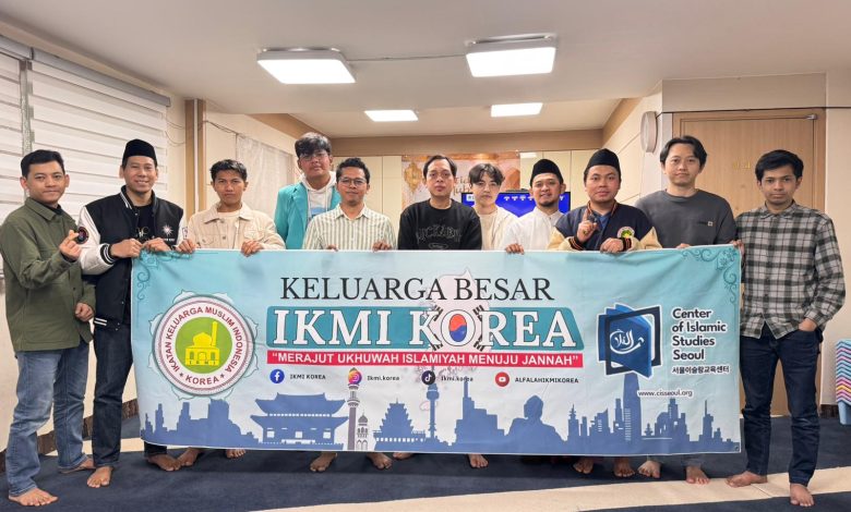 Tim Universitas Muhammadiyah Surakarta bersama pengurus IKMI Korea berfoto usai kegiatan edukasi kesehatan bagi warga Muslim di Korea Selatan.