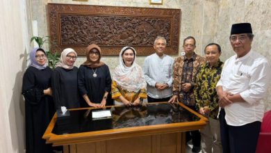 Perwakilan Yayasan Husada Borneo dan Muhammadiyah berfoto bersama dalam proses alih kelola STIKES Husada Borneo kepada Muhammadiyah.