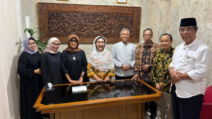 Perwakilan Yayasan Husada Borneo dan Muhammadiyah berfoto bersama dalam proses alih kelola STIKES Husada Borneo kepada Muhammadiyah.
