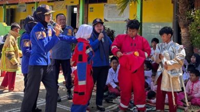 Petugas pemadam kebakaran memberi edukasi alat pelindung diri dan simulasi kebakaran kepada siswa MIM Ngwaru.