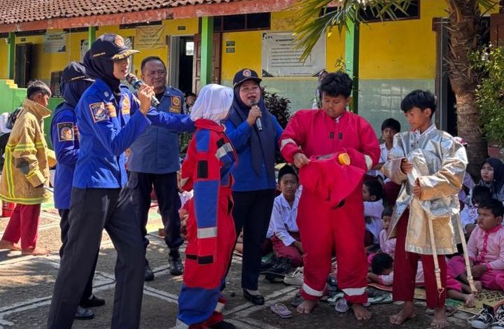 Petugas pemadam kebakaran memberi edukasi alat pelindung diri dan simulasi kebakaran kepada siswa MIM Ngwaru.