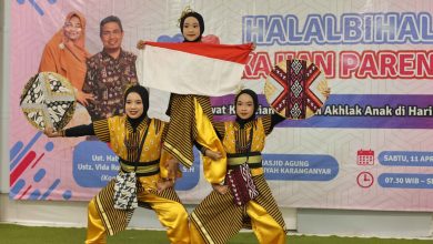 Tiga siswi ekskul tari SD Muhammadiyah Palur menampilkan tarian Harmoni Bhinneka di Bangku Sekolah dalam acara Halalbihalal dan Kajian Parenting di Karanganyar.