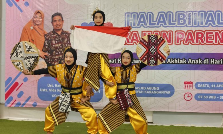 Tiga siswi ekskul tari SD Muhammadiyah Palur menampilkan tarian Harmoni Bhinneka di Bangku Sekolah dalam acara Halalbihalal dan Kajian Parenting di Karanganyar.