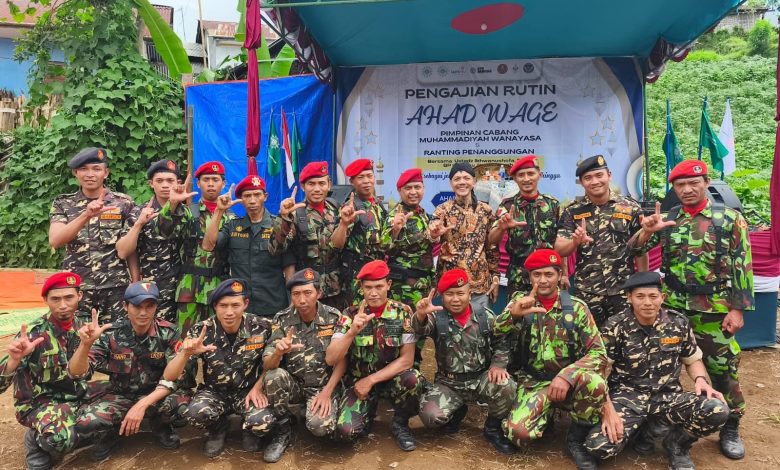 Foto bersama Ikhwanushoffa (Lazismu Jateng), Ketua PCNU Wanayasa, Ketua Cabang MTA Wanayasa, Banser, dan Satgas MTA dalam Sinergi Dakwah lintas ormas di Wanayasa, Banjarnegara.