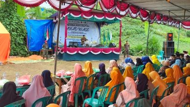 Ribuan jamaah wanita berhijab mendengarkan tausiyah Ikhwanushoffa dalam Kajian Ahad Pagi di PCM Wanayasa yang diadakan di bawah tenda oranye.