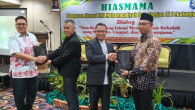 Penyerahan cendera mata dalam dialog strategis HIASMAMA untuk penguatan tata kelola SMA Muhammadiyah 1 Pekajangan Pekalongan di Hotel Grasia Semarang.