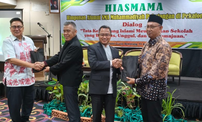Penyerahan cendera mata dalam dialog strategis HIASMAMA untuk penguatan tata kelola SMA Muhammadiyah 1 Pekajangan Pekalongan di Hotel Grasia Semarang.