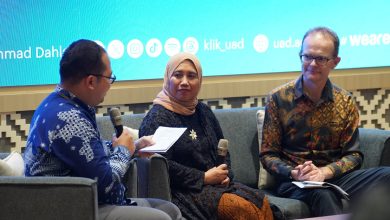 Dialog interaktif di Universitas Ahmad Dahlan bersama Duta Besar Inggris untuk Indonesia dan Timor-Leste membahas transisi energi berkeadilan.