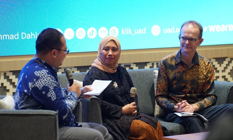 Dialog interaktif di Universitas Ahmad Dahlan bersama Duta Besar Inggris untuk Indonesia dan Timor-Leste membahas transisi energi berkeadilan.