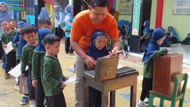Anak-anak PAUD Surya Ceria Aisyiyah Karanganyar mengikuti kegiatan pengiriman surat pada puncak tema alat komunikasi bersama petugas Kantor Pos.