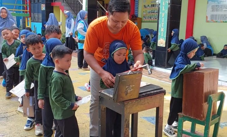 Anak-anak PAUD Surya Ceria Aisyiyah Karanganyar mengikuti kegiatan pengiriman surat pada puncak tema alat komunikasi bersama petugas Kantor Pos.