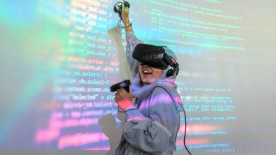 Mahasiswi menggunakan perangkat virtual reality dengan latar visual kode pemrograman sebagai ilustrasi pembelajaran teknologi Artificial Intelligence di UMS.