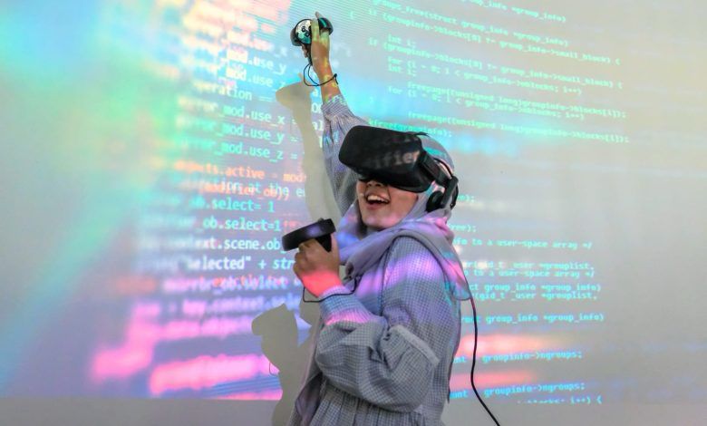 Mahasiswi menggunakan perangkat virtual reality dengan latar visual kode pemrograman sebagai ilustrasi pembelajaran teknologi Artificial Intelligence di UMS.