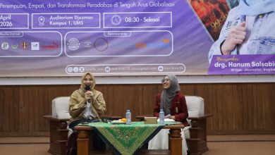 Suasana Seminar Inspirasi Keperempuanan IMM FIK UMS dengan narasumber dan moderator di Auditorium Moh. Djazman Kampus 1 UMS.