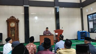 Ustadz Isa Abdullah menyampaikan materi dalam Kajian Ahad Pagi PRM Bolang di Masjid Baiturrahman tentang istiqomah setelah Ramadan.