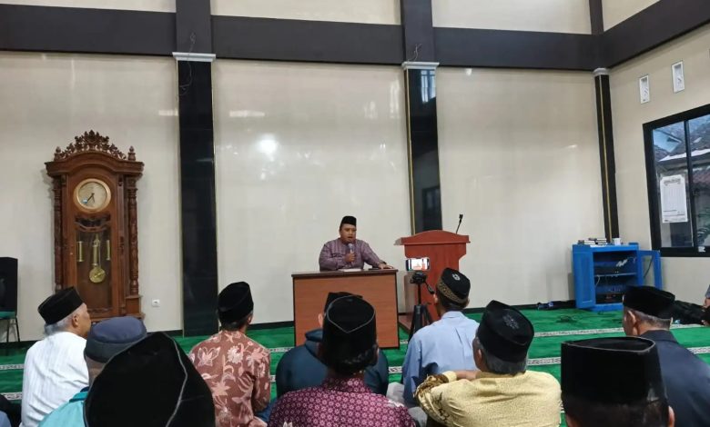 Ustadz Isa Abdullah menyampaikan materi dalam Kajian Ahad Pagi PRM Bolang di Masjid Baiturrahman tentang istiqomah setelah Ramadan.