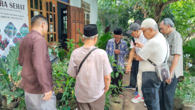 Rombongan PCM Parakan mengikuti kunjungan edukatif di Desa Wisata Jamu Kiringan Bantul dengan mempelajari tanaman obat keluarga bersama praktisi herbal.