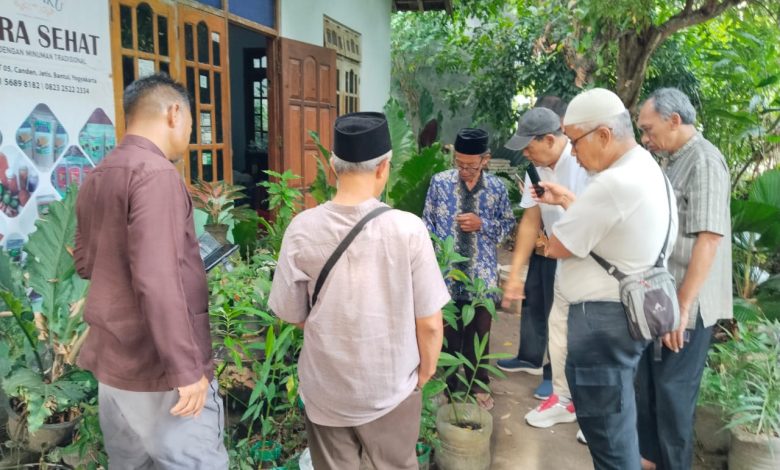 Rombongan PCM Parakan mengikuti kunjungan edukatif di Desa Wisata Jamu Kiringan Bantul dengan mempelajari tanaman obat keluarga bersama praktisi herbal.