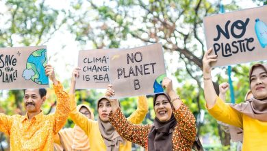 Ilustrasi kampanye peduli lingkungan dengan pesan pengurangan plastik, penyelamatan bumi, dan kesadaran perubahan iklim sebagai bagian dari semangat UMS Berkelanjutan.