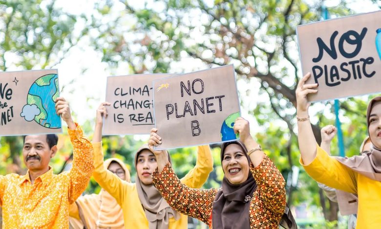 Ilustrasi kampanye peduli lingkungan dengan pesan pengurangan plastik, penyelamatan bumi, dan kesadaran perubahan iklim sebagai bagian dari semangat UMS Berkelanjutan.