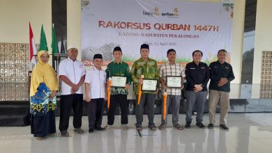 Peserta Rakorsus Qurban 1447 H Lazismu Kabupaten Pekalongan berfoto bersama usai penyerahan penghargaan di Bligo, 12 April 2026.