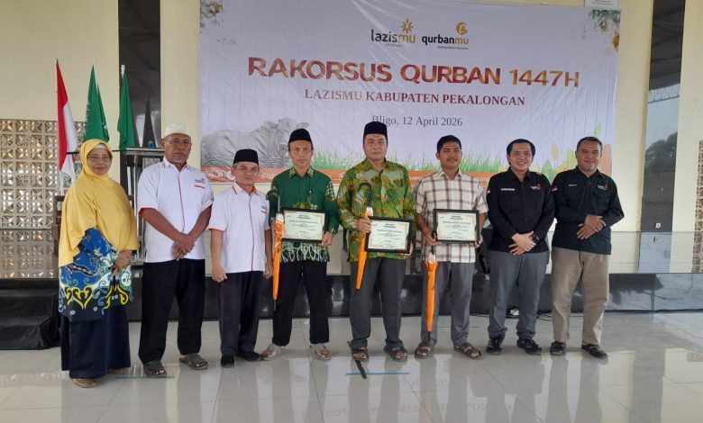 Peserta Rakorsus Qurban 1447 H Lazismu Kabupaten Pekalongan berfoto bersama usai penyerahan penghargaan di Bligo, 12 April 2026.