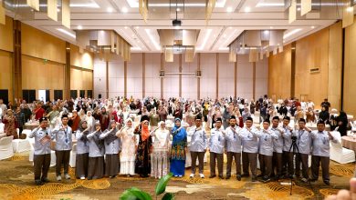 Orang tua/wali siswa dan guru SMP Muhammadiyah PK Kottabarat Surakarta berfoto bersama usai seminar parenting dan halalbihalal di Ballroom Harris Hotel Solo.
