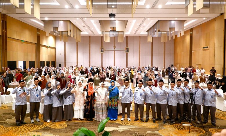 Orang tua/wali siswa dan guru SMP Muhammadiyah PK Kottabarat Surakarta berfoto bersama usai seminar parenting dan halalbihalal di Ballroom Harris Hotel Solo.