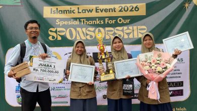 Tim SMA Muhammadiyah 2 Mayong menerima Juara 1 LKTI tingkat SMA/sederajat pada Islamic Law Event 2026 di UNISNU Jepara.