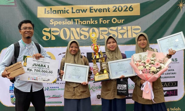 Tim SMA Muhammadiyah 2 Mayong menerima Juara 1 LKTI tingkat SMA/sederajat pada Islamic Law Event 2026 di UNISNU Jepara.