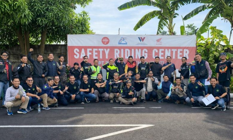 Peserta TourJib ke-2 BikersMu Chapter Kabupaten Bogor berfoto bersama usai mengikuti kegiatan safety riding di Safety Riding Center, Tangerang-Banten.