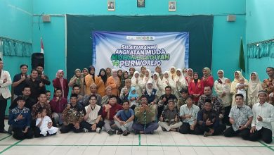 Peserta Silaturahmi Angkatan Muda Muhammadiyah Purworejo berfoto bersama usai kegiatan halalbihalal dan konsolidasi kader di Banyuurip, Purworejo.